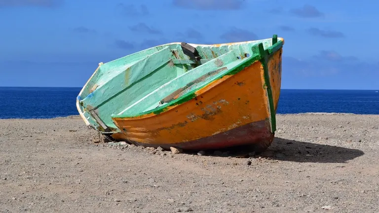 Natante sulle secche de I Baracconi a Golfo Aranci
