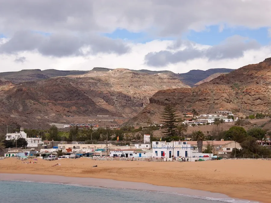 Il mare. L'amore. Il rimpianto per qualcosa che bello era stato e ancora più bello poteva essere. La casa del mare è uno dei cinque singoli dell'EP Ok Bà, progetto in musica e parole griffato Pasquale Demis Posadinu e Alberto Atzori. Dal singolo è stato realizzato un video, il quarto, interamente girato sulla spiaggia delle Saline per la regia e il montaggio di Beatrice Cirronis. La casa del mare è una canzone d’amore nel senso più comune, una bella immagine che evoca qualcosa di importante, forse addirittura un rimpianto. Immagini che appartengono al sentito più comune, trasformate in storia dalla videocamera e raccontate poi su schermo in maniera semplice, leggera, come la brezza che accarezza la sabbia delle Saline. Il video del singolo La casa del Mare sarà disponibile a partire dalle ore 19 di domani lunedì 15 luglio sulla pagina Facebook ufficiale del progetto Ok Bà e su Youtube OK BA. Dopo il fortunato esordio sul palco del festival Abbabula in apertura del concerto di Federico Fiumani e dei Diaframma, dopo i positivi riscontri ottenuti on line e la recente esibizione sul palco del Festival della Bellezza di San Teodoro, in attesa di nuove esibizioni live dal forte impatto e dall'approccio efficace, il lancio del videoclip La casa del mare è l'ultima tappa in ordine di tempo del percorso di consolidamento e crescita di un progetto, nuovo, che piace. Piace molto perché nuovo, diverso. E piace a tanti. Sull'Isola, e oltre. Pasquale Demis Posadinu è padre e cantautore, artista con oltre 10 anni di palchi vissuti da frontman dei Primochef del Cosmo e un fortunato album solista alle spalle. Alberto Atzori è un giovane musicista che ha coltivato una passione poi sbocciata nell'esperienza della band “Il Giardino” prima di scoprire la sua forza da solista e una spiccata propensione al ruolo di producer. Testi e voce sono di Pasquale Demis Posadinu, arrangiamenti e produzione di Alberto Atzori mentre cattura delle voci, mixaggio e mastering sono opera di Alberto Erre.